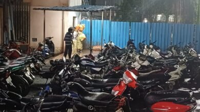 Photo of स्थानीय रेलवे स्टेशन पर लिफ्ट का गेट सायकल स्टैंड में तब्दील हो गया है।