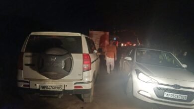 Photo of इटारसी-जुझारपुर रेलवे गेट का एक गेट हुआ लॉक, वाहन चालक हो रहे परेशान।आधे घण्टे से रेलवे गेट लॉक है।