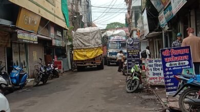 Photo of पहली लाइन के पास दो ट्रक आमने-सामने फंसे इस दौरान आवागमन बाधित हुआ.