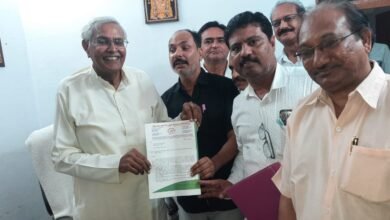 Photo of जिला शिक्षा अधिकारी की मनमानी के खिलाफ विधायक से मिले स्कूल संचालक.