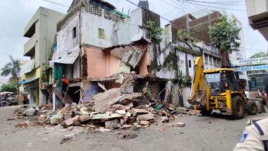 Photo of जर्जर मकानों को तोड़े जाने की कार्यवाही के दूसरे दिन आज बुधवार दिनांक 07/08/2024 को प्रशासनिक अमले द्वारा 2 जर्जर मकानों को जेसीबी से तोड़ा गया।