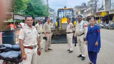 Photo of नगरपालिका अमले ने पुलिस बल के साथ सूरजगंज सिंधी कॉलोनी के सामने से चौपाटी को हटाया।