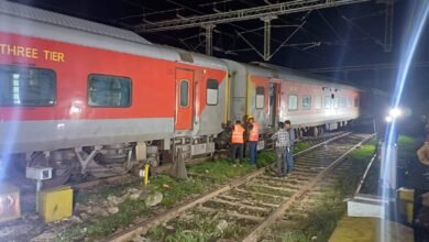 Photo of इटारसी स्टेशन पर ट्रेन क्र.// 01663 रानी कमलापति-सहरसा ट्रेन हुई डि-रेल,ट्रेन के कोच नंबर B1 और B2 पटरी से उतरे.
