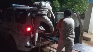 Photo of नर्मदापुरम के इटारसी में रात्रि के समय ट्रेन से टकरा जाने पर गंभीर रूप से घायल हुए 50 वर्षीय व्यक्ति को डायल-112/100 एफ़आरवी ने घायल को अस्पताल पहुँचाकर बचाई जान. 