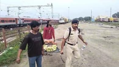 Photo of देवदूत बना आरपीएफ का जवान,ट्रेन से गिरकर घायल हुये यात्री को अस्पताल पहुँचाया.