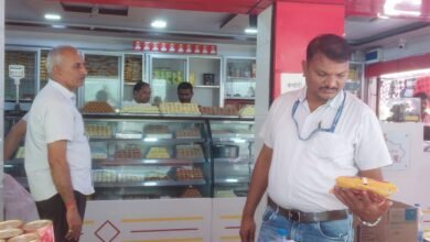 Photo of आगामी त्यौहारों को दृष्टिगत रखते हुए खाद्य सुरक्षा अधिकारी द्वारा इटारसी के प्रतिष्ठानों से लिए मिठाई एवं नमकीन के सैंपल.