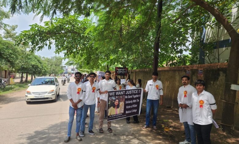 Photo of इटारसी-कोलकाता में महिला डॉक्टर की हत्या के विरोध में डॉक्टर आस्था राज के नेतृव्य में युवाओं ने रैली निकाली।