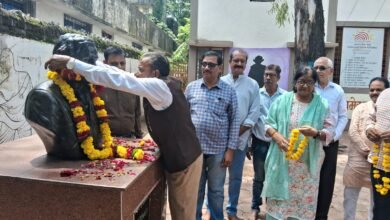 Photo of विपिन जोशी स्मारक समिति द्वारा नर्मदा अंचल के प्रख्यात साहित्यकार स्वर्गीय बालकृष्ण जोशी “विपिन” को उनके निर्माण दिवस पर “विपिन स्मारक गांधी वाचनालय” पहुंचकर श्रद्धा सुमन अर्पित किए गए.