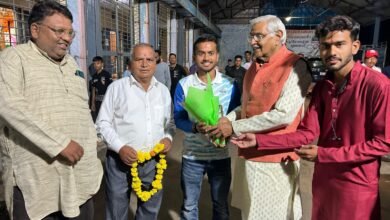 Photo of आयुध निर्माणी कम्युनिटी हॉल में कांस्य पदक विजेता अंतरराष्ट्रीय हॉकी खिलाड़ी विवेक सागर का हुआ सम्मान, विधायक डॉक्टर सीतासरन  शर्मा हुए शामिल.