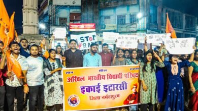 Photo of विद्यार्थी परिषद ने ममता बनर्जी का पुतला दहन कर किया विरोध प्रदर्शन.