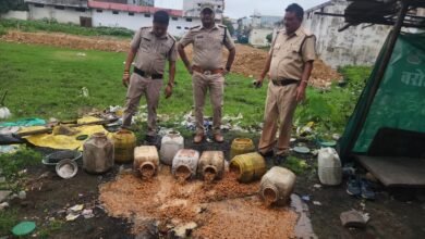 Photo of आबकरी विभाग नर्मदापुरम की इटारसी एवं ग्राम आरी क्षेत्र में अवैध शराब के विरुद्ध कार्यवाही में 12 लीटर कच्ची हाथ भट्टी शराब मदिरा एवं कुल 850 किलोग्राम महुआ लाहन जप्त.