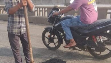 Photo of म.प्र. सडक विकास निगम मार्गो को गड्ढा मुक्‍त रखने विशेष अभियान चला रहा है,तवा एवं नर्मदा ब्रिज तथा पचमढी की सडक के गड्ढों की कि गई मरम्‍मत.