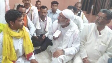 Photo of 17 किलोमीटर दूर विस्थापन ग्रामों में अभी भी मूल भूत सुविधा से वंचित है,ग्राम वासियों ने सांसद दर्शन सिंह चौधरी से भेंटकर बताई समस्या..
