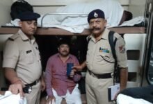 Photo of यात्री ट्रेनों में आरपीएफ पुलिस पूरी ईमानदारी से गश्त कर रही है,बीती रात आरपीएफ की टीम को रात्रि गश्त के दौरान दो मोबाइल मिले