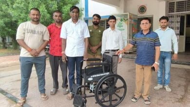 Photo of समाजसेवी स्वर्गीय श्री रमेश सोनकर की प्रथम पुण्यतिथि पर डॉ श्यामा प्रसाद मुखर्जी शासकीय चिकित्सालय इटारसी अधीक्षक डॉक्टर चौधरी जी को उनके पुत्र राम शंकर सोनकर द्वारा व्हीलचेयर प्रदान की