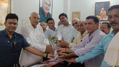 Photo of रेडियो स्टेशन के लिए मोहल्ला समिति एवं उपभोक्ता संरक्षण मंच ने विधायक डॉ शर्मा को धन्यवाद/आभार पत्र सौंपा.