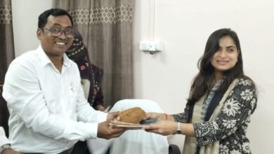 Photo of शिक्षक दिवस के अवसर पर कलेक्टर सोनिया मीना द्वारा “परफॉर्मर ऑफ द मंथ” के रूप में शिक्षक विनोद केरकेट्टा को सम्मानित किया.