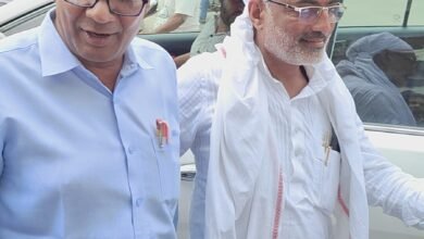 Photo of होशंगाबाद सांसद दर्शन सिंह चौधरी आज इटारसी जयस्तंभ चौक पर गांधी भवन की दुकानों का निरीक्षण एवं व्यापारियों से भेंट करने पहुंचे,व्यापारियों को आश्वासन दिया,नहीं टूटेगी दुकाने.