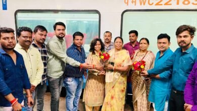 Photo of भाजपा प्रदेश उपाध्यक्ष एवम राज्यसभा सांसद सुमित्रा वाल्मीकि जी, पूर्व विधायक नंदनी मरावी जी का भोपाल से जबलपुर जाते समय इटारसी स्टेशन पर स्वागत किया गया.