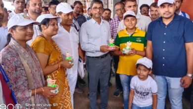 Photo of इटारसी रेलवे स्टेशन पर भोपाल मंडल के डीआरएम देवाशीष त्रिपाठी जी को इको फ्रेंडली गणेश की प्रतिमा न्यूयार्ड के स्टेशन मास्टर विनोद कुमार चौधरी ने भेंट की।