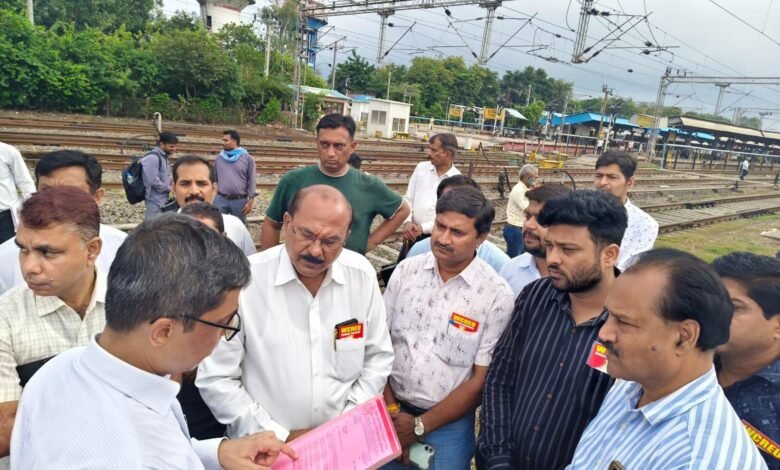 Photo of मण्डल रेल प्रबंधक देवाशीष त्रिपाठी के इटारसी आगमन पर WCREU के द्वारा रेल कर्मचारियों के ज्वलंत मुद्दों पर एक ज्ञापन दिया.