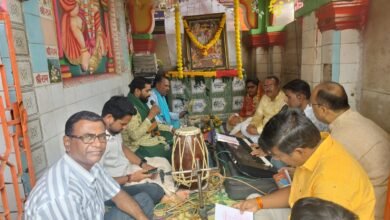 Photo of समस्त रेल टिकट चेकिंग स्टाफ के द्वारा रेलवे स्टेशन के सामने स्थित हनुमान मंदिर में सुंदरकांड एवं हनुमान चालीसा का पाठ रखा गया है।