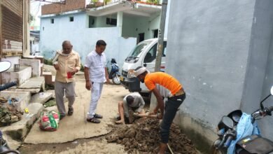 Photo of वार्ड 1 के निरीक्षण के दौरान फूटी पाइपलाइन की समस्या को पार्षद द्वारा नगरपालिका अध्यक्ष को बताया,रविवार को अध्यक्ष ने समस्या का निराकरण किया.