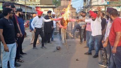 Photo of इटारसी नगर में सिख समाज के युवाओं द्वारा कांग्रेस नेता राहुल गांधी का पुतला जलाया.