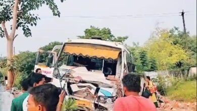 Photo of खेड़ा के पास भैरव बाबा धोखेड़ा रोड पर यात्रियों से भरी बस अनियंत्रित होकर रोड के किनारे टकराई .