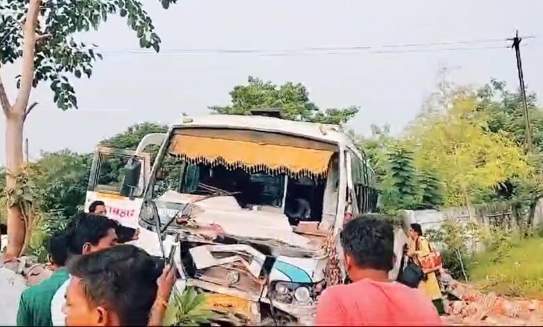 Photo of खेड़ा के पास भैरव बाबा धोखेड़ा रोड पर यात्रियों से भरी बस अनियंत्रित होकर रोड के किनारे टकराई .