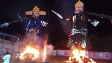 Photo of धूमधाम से मना दशहरा महोत्सव,जय जय श्री राम के नारों के बीच दशहरे पर रावण वध हुआ,गांधी स्टेडियम में विशालकाय रावण और मेघनाथ के पुतलों का दहन हुआ,हजारों की संख्या में धर्म प्रेमी नागरिक गण भगवान श्रीराम के राज्याभिषेक मे शामिल हुए.