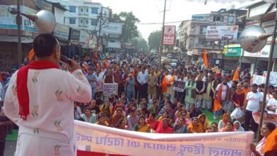 Photo of सकल हिंदू समाज द्वारा बांग्लादेश में हिंदुओं पर हो रहे अत्याचार और निर्मम हत्याओं के खिलाफ सैकड़ो लोग निकले सड़कों पर,किया विरोध प्रदर्शन,जयस्तम चौक पर हुई सभा.