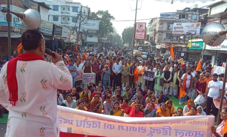 Photo of सकल हिंदू समाज द्वारा बांग्लादेश में हिंदुओं पर हो रहे अत्याचार और निर्मम हत्याओं के खिलाफ सैकड़ो लोग निकले सड़कों पर,किया विरोध प्रदर्शन,जयस्तम चौक पर हुई सभा.