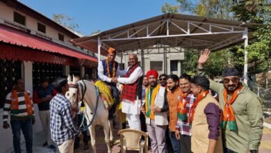 Photo of बूथ अध्यक्षों को घोड़े पर बिठाकर बारात निकालकर ऐतिहासिक राय शुमारी.