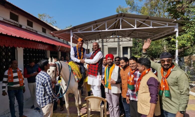 Photo of बूथ अध्यक्षों को घोड़े पर बिठाकर बारात निकालकर ऐतिहासिक राय शुमारी.