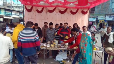 Photo of समाजसेवी सुरेश करिया द्वारा मकर संक्रांति के पर्व पर स्थानीय जयस्तंभ चौक पर खिचड़ी प्रसादी एवं जरूरतमंदों को कंबल का वितरण किया गया.