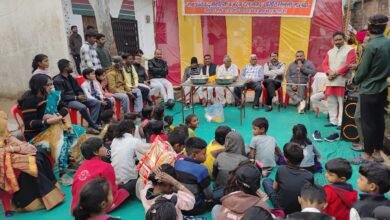 Photo of विश्व हिंदू परिषद ने सेवा वस्ती में मकर संक्रांति पर तिल लड्डूओ का वितरण किया।विहिप एवं समाजसेवियों ने वस्ती वासियों के साथ मिलकर मनाया पर्व।तिल गुड़ लड्डू पतंग बांटकर मनाया पर्व।