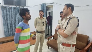 Photo of पत्नी से प्रताड़ित होने पर पति फांसी के फंदे पर झूला, पुलिस ने मौत के मुंह मे जाने से युवक को बचाया.