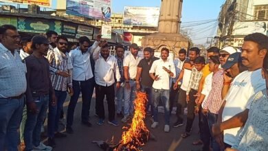 Photo of करणी सेना एवं राजपूत समाज द्वारा सपा सांसद रामजीलाल सुमन का पुतला दहन जयस्तंभ चौक पर किया गया