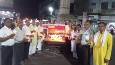 Photo of बुंदेलखंडी जिझोतिया ब्राह्मण समाज संगठन द्वारा पहलगाम आतंकी हमले में दिवंगत पर्यटकों को जयस्तम चौक पर अर्पित की गई श्रद्धांजलि.