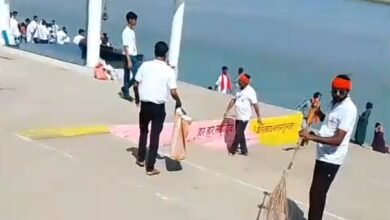 Photo of बजरंगियों ने घाट पर स्वच्छता अभियान चलाकर किया पुण्य स्नान व पाठ.