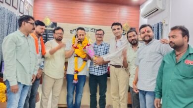 Photo of विश्व हिंदू परिषद एवं बजरंग दल के कार्यकर्ताओं तथा गणमान्य नागरिकों एवं पत्रकारों ने इटारसी थाने के प्रभारी गौरव सिंह बुंदेला को दी जन्मदिन की बधाई