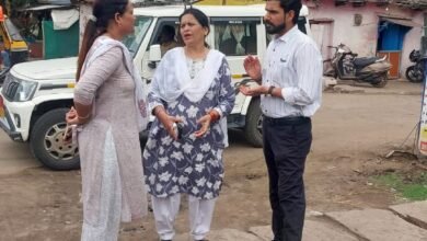 Photo of लाइन एरिया में बारिश में पानी भर जाने की शिकायत आने पर नगर पालिका सीएमओ और नगर पालिका अधिकारी के साथ वार्ड 32 पार्षद श्रीमती कीर्ति संजय दुबे ने निरीक्षण किया.