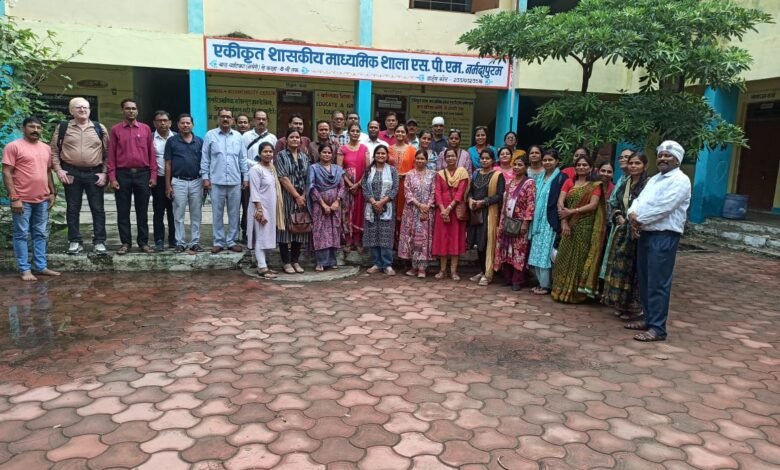 Photo of बिकास खण्ड नर्मदापुरम के अंतर्गत शासकीय एकीकृत माध्यमिक शाला एसपीएम में चल रहे विज्ञान प्रशिक्षण का हुआ समापन।