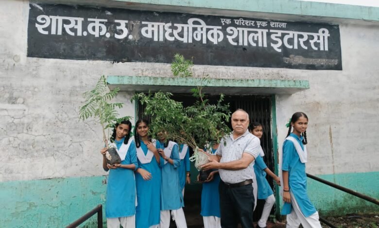 Photo of “एक पेड़ मां के नाम” के अंतर्गत पीएम श्री शासकीय कन्या उच्चतर माध्यमिक विद्यालय सूरज गंज इटारसी में पौधारोपण किया गया.