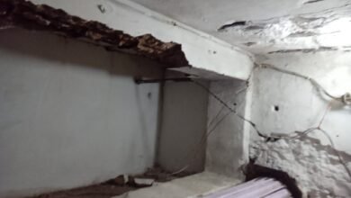 Photo of कल रात्रि में जवाहर बाजार स्थित बर्तन दुकान का बिम कालम का प्लास्टर टूट कर गिरा,घटना बाजार बंद होने के बाद देर रात्रि की,जवाहर बाजार को 60 वर्ष से ज्यादा हो गया,अधिकांश दुकानें जर्जर,अब पुनर्निर्माण की जरूरत.