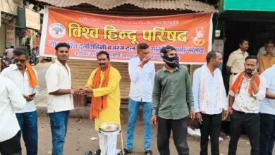 Photo of विश्व हिंदू परिषद ने कजलिओ का पर्व भुजरियां मिलन समारोह में दी नगर वासियों को शुभकामनाएं। जय स्तंभ चौक पर नागरिकों को तिलक भुजरियां देकर दी बधाई।