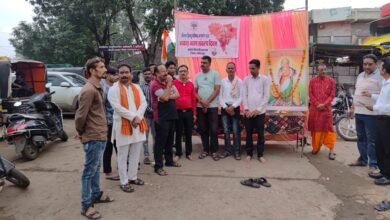 Photo of विश्व हिंदू परिषद ने जय स्तंभ चौक पर किया भारत माता पूजन । राष्ट्भक्तों नगरवासियों ने लिया अखंड भारत का संकल्प।