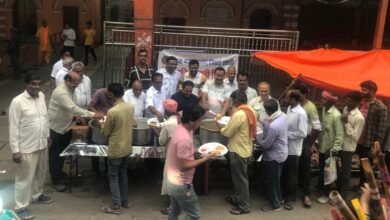 Photo of पितृपक्ष के पावन पर्व पर संयुक्त व्यापार महासंघ (रजि.) इटारसी की अनूठी पहल,श्री द्वारकाधीश मंदिर प्रांगण में प्रतिदिन हो रहा है खिचड़ी प्रसादी का वितरण,