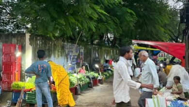 Photo of पुरानी इटारसी सुखा सरोवर पर लगने वाला सब्जी बाजार सब्जी विक्रेताओं की मनमानी के चलते न्यू चयन कॉलोनी के एकल मुख्य मार्ग पर लगने से हो रही है भारी असुविधा,नगर पालिका परिषद से इसे शीघ्र ही हटाए जाने की मांग.